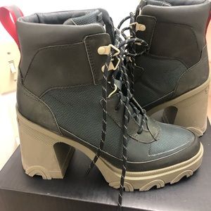 Size 7.5 Sorel bred heel lace- moss green- like new